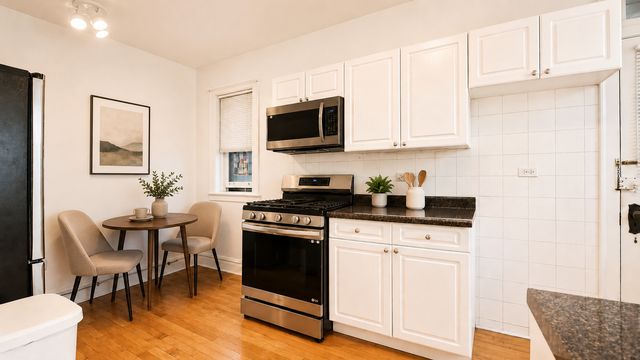 2208 W Winnemac Avenue APT2, Chicago, IL 60625