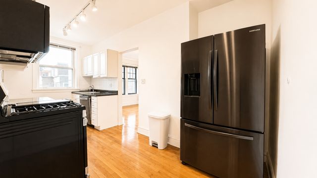 2208 W Winnemac Avenue APT2, Chicago, IL 60625
