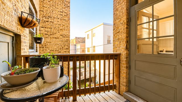 2208 W Winnemac Avenue APT2, Chicago, IL 60625