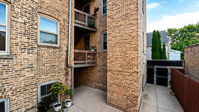 2208 W Winnemac Avenue APT2, Chicago, IL 60625