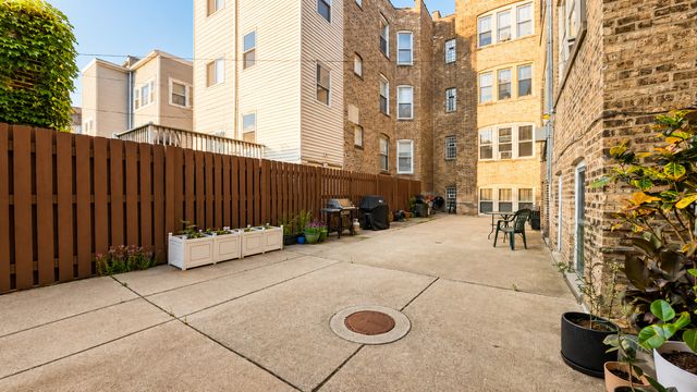 2208 W Winnemac Avenue APT2, Chicago, IL 60625