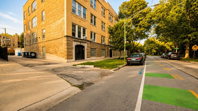2208 W Winnemac Avenue APT2, Chicago, IL 60625