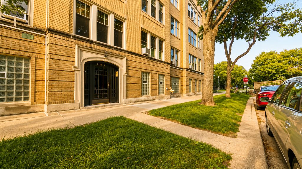 2208 W Winnemac Avenue APT2, Chicago, IL 60625