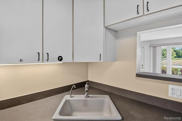 962 Sylvanwood Drive, Troy, MI 48085
