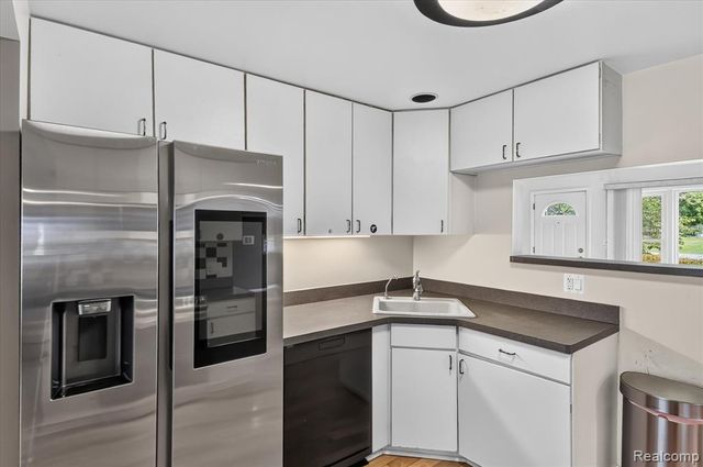 962 Sylvanwood Drive, Troy, MI 48085
