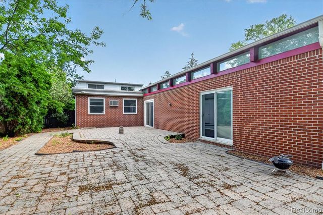 962 Sylvanwood Drive, Troy, MI 48085