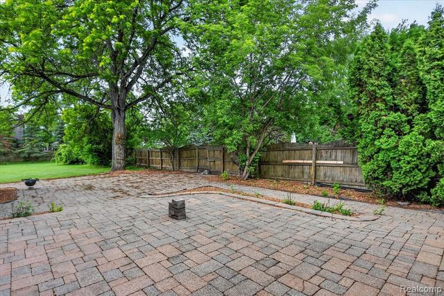 962 Sylvanwood Drive, Troy, MI 48085
