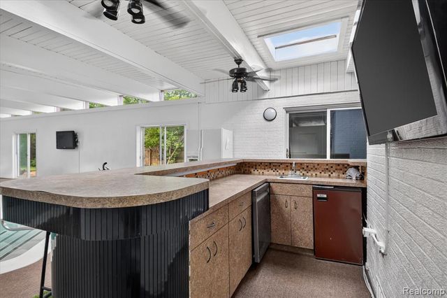 962 Sylvanwood Drive, Troy, MI 48085
