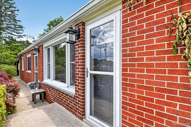 962 Sylvanwood Drive, Troy, MI 48085