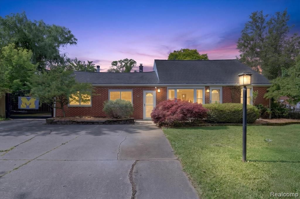 962 Sylvanwood Drive, Troy, MI 48085
