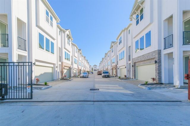 8323 Brecha Ln Lane, Houston, TX 77055