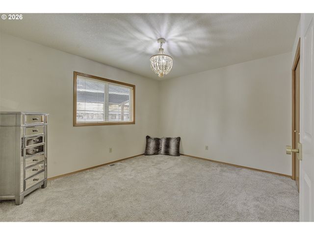 2484 Ne NICKI Ct, Hillsboro, OR 97124