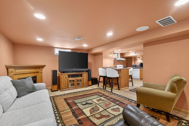 5012 N Busse Avenue, Chicago, IL 60656