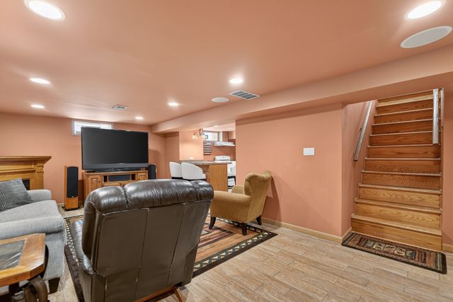 5012 N Busse Avenue, Chicago, IL 60656