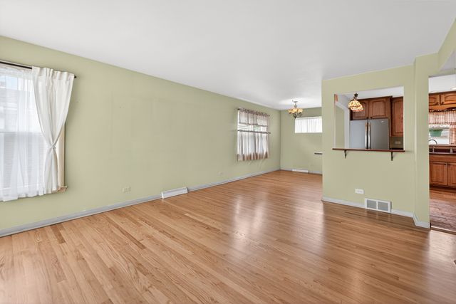 5012 N Busse Avenue, Chicago, IL 60656