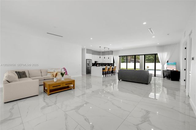 152 NW 165th St, Miami, FL 33169