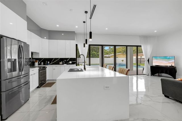 152 NW 165th St, Miami, FL 33169