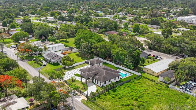 152 NW 165th St, Miami, FL 33169
