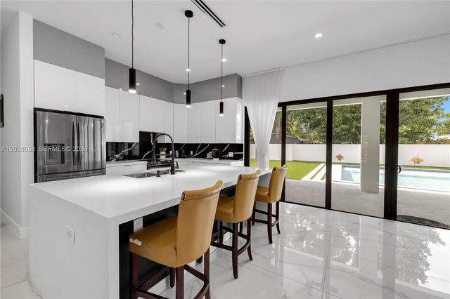 152 NW 165th St, Miami, FL 33169