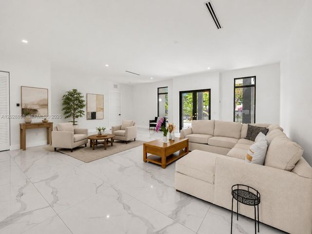 152 NW 165th St, Miami, FL 33169