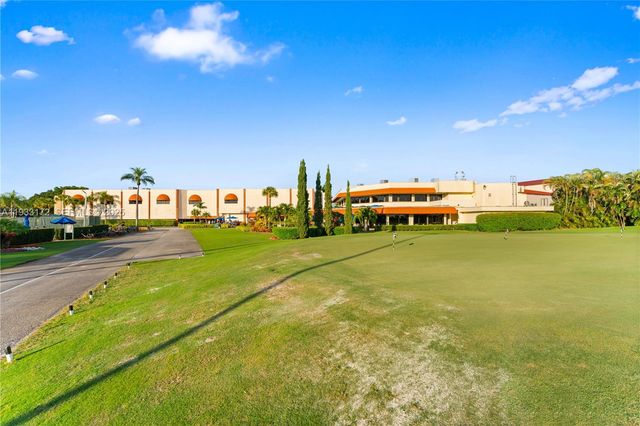 8901 S Hollybrook Boulevard 303, Pembroke Pines, FL 33025