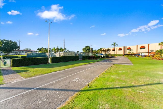 8901 S Hollybrook Boulevard 303, Pembroke Pines, FL 33025