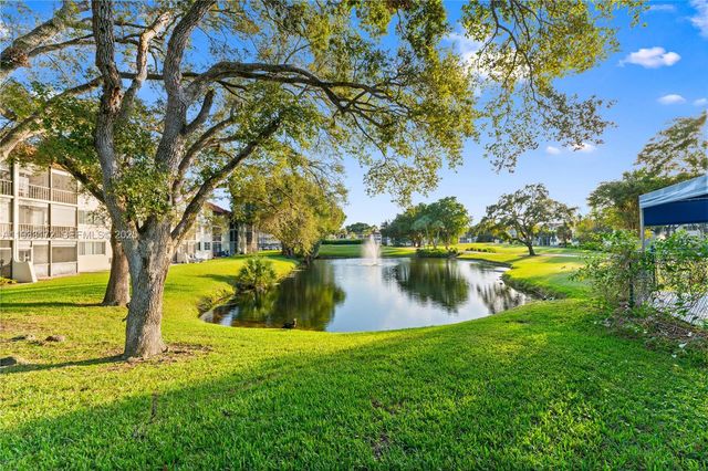8901 S Hollybrook Boulevard 303, Pembroke Pines, FL 33025