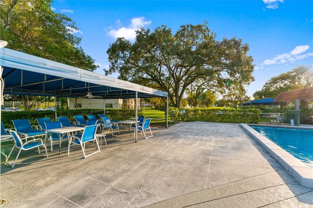8901 S Hollybrook Boulevard 303, Pembroke Pines, FL 33025
