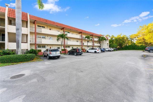 8901 S Hollybrook Boulevard 303, Pembroke Pines, FL 33025