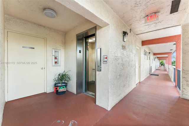 8901 S Hollybrook Boulevard 303, Pembroke Pines, FL 33025