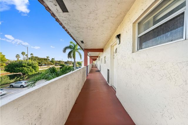 8901 S Hollybrook Boulevard 303, Pembroke Pines, FL 33025