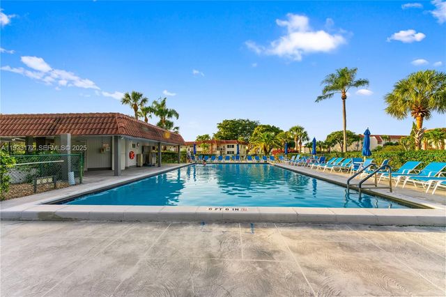 8901 S Hollybrook Boulevard 303, Pembroke Pines, FL 33025