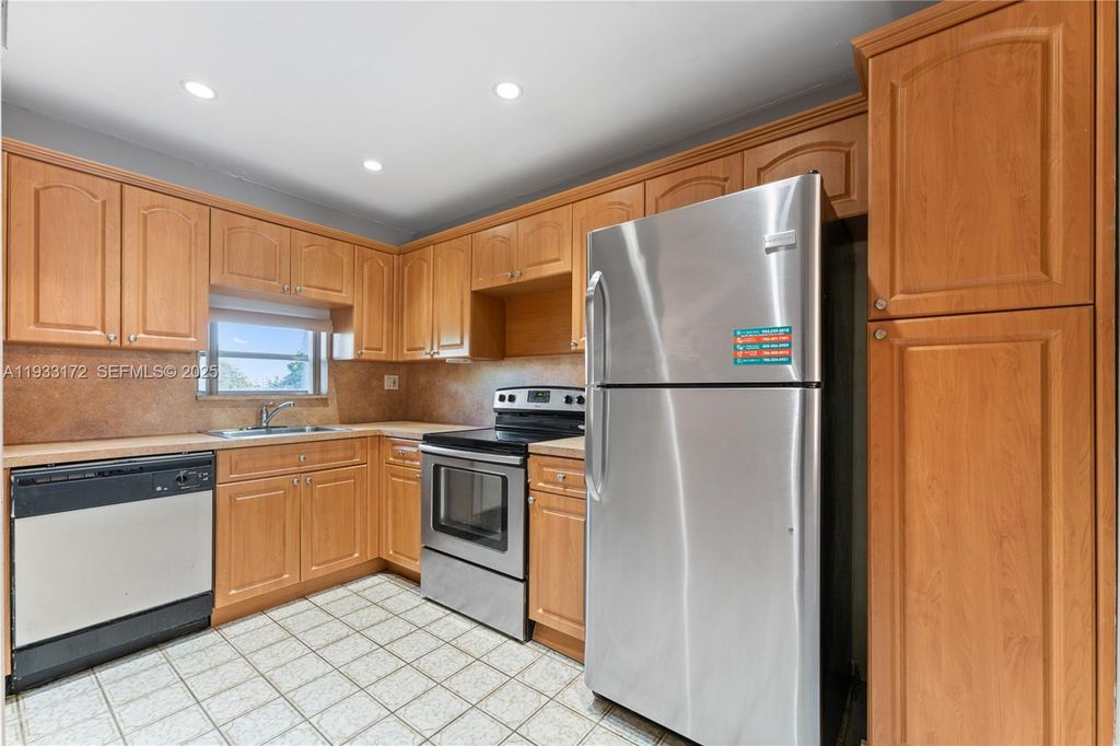 8901 S Hollybrook Boulevard 303, Pembroke Pines, FL 33025
