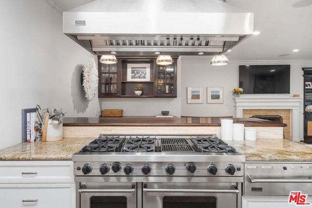10576 Lindbrook Drive, Los Angeles, CA 90024