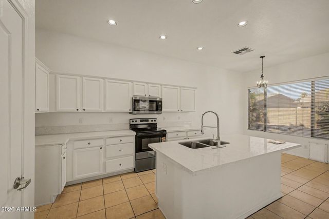 530 S BAHAMA Drive, Gilbert, AZ 85296