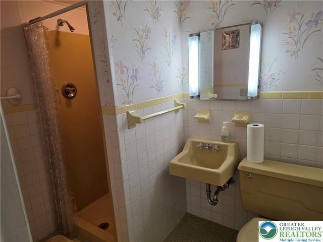 233 Christmas Avenue, Bath Boro, PA 18014