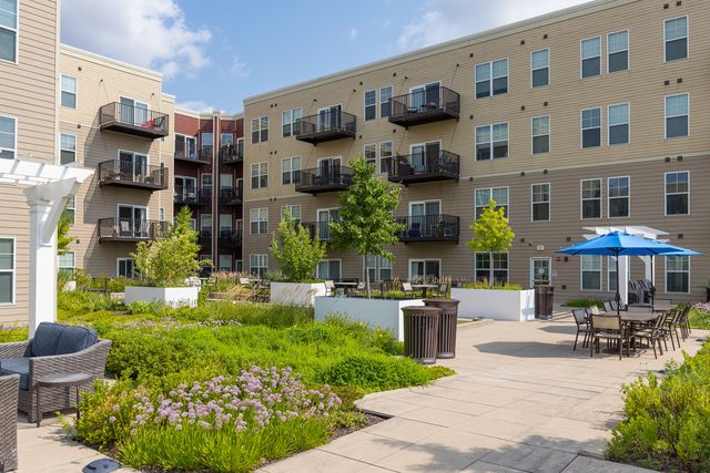 255 N Addison Avenue 304, Elmhurst, IL 60126