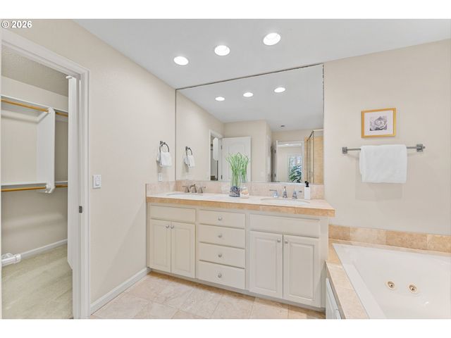 4 NORTHVIEW Ct, Lake Oswego, OR 97035