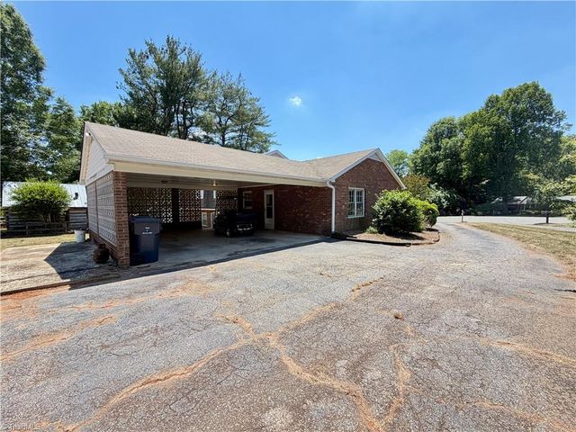 404 Irving Park Court, Kernersville, NC 27284