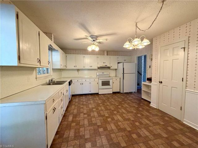 404 Irving Park Court, Kernersville, NC 27284