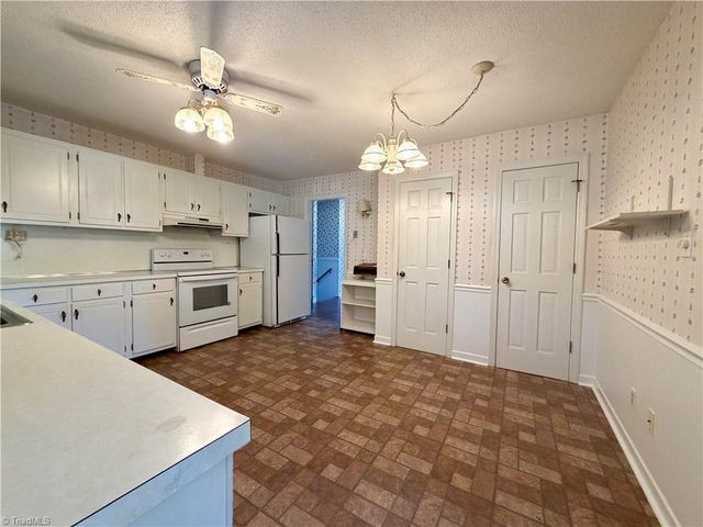 404 Irving Park Court, Kernersville, NC 27284