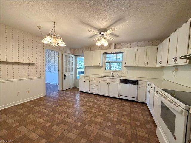 404 Irving Park Court, Kernersville, NC 27284