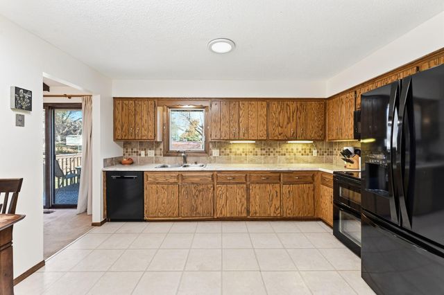 6640 Flag Avenue N, Brooklyn Park, MN 55428