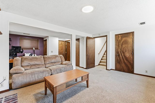 6640 Flag Avenue N, Brooklyn Park, MN 55428