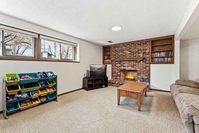 6640 Flag Avenue N, Brooklyn Park, MN 55428