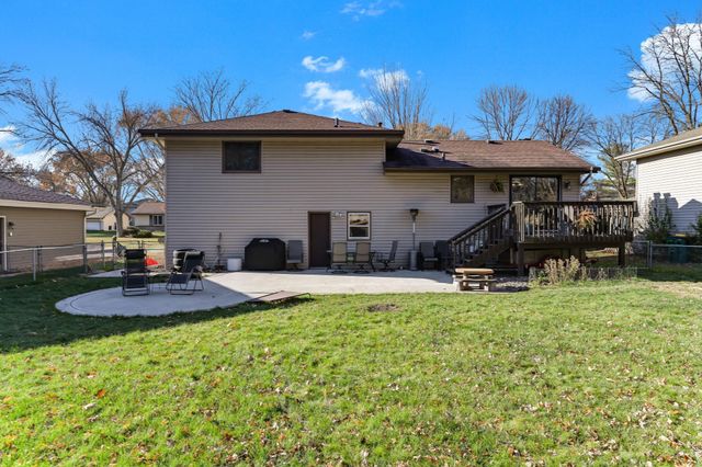 6640 Flag Avenue N, Brooklyn Park, MN 55428