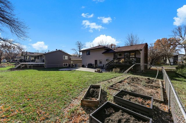 6640 Flag Avenue N, Brooklyn Park, MN 55428