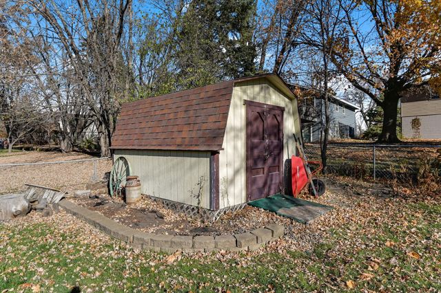 6640 Flag Avenue N, Brooklyn Park, MN 55428