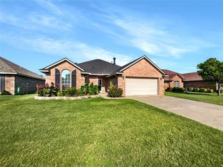 313 N Shannon Way, Mustang, OK 73064