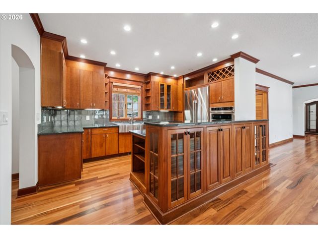 16686 Maple Cir, Lake Oswego, OR 97034